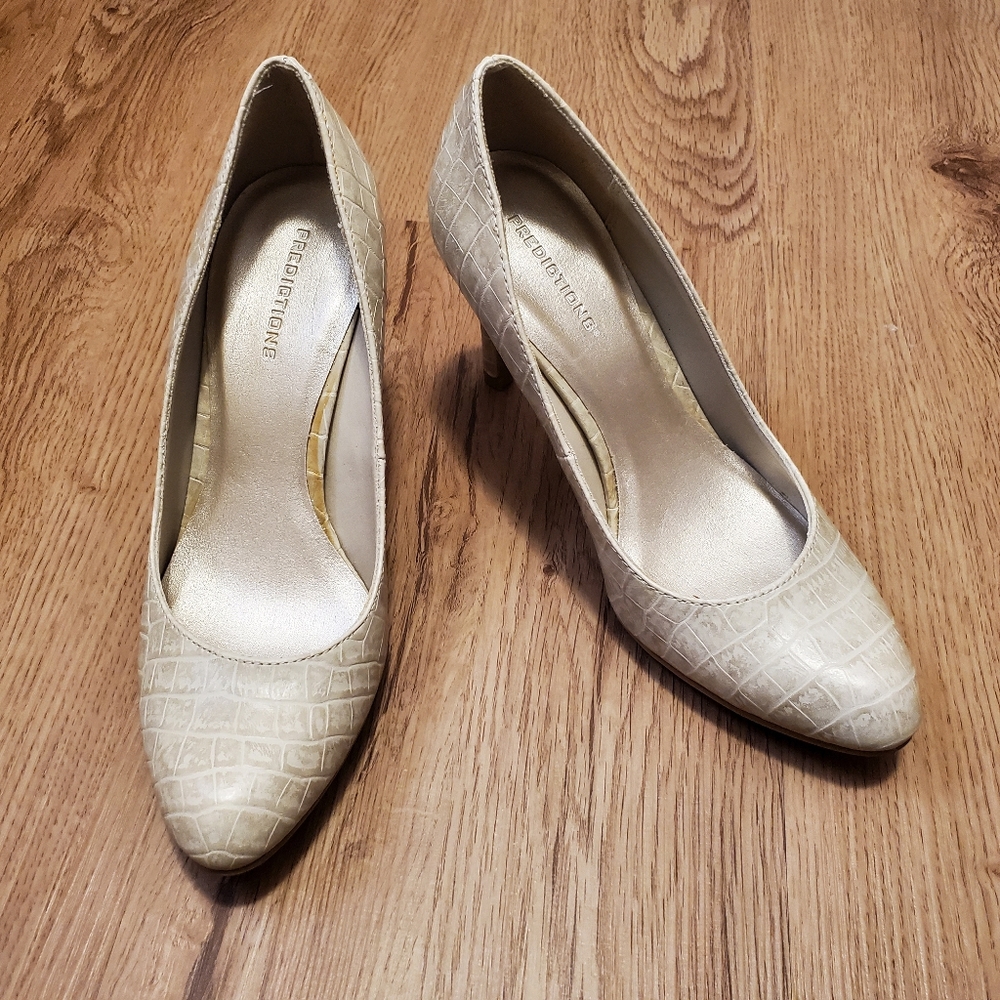 Predictions Heels Faux Cream Alligator Size 5